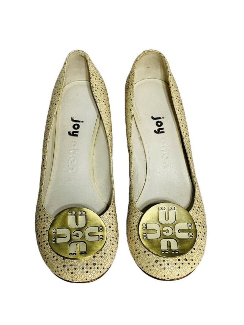 Joy Chen Womens Beige Wedge Shoes Gold Logo Medallion Size 8 - Picture 3 of 13